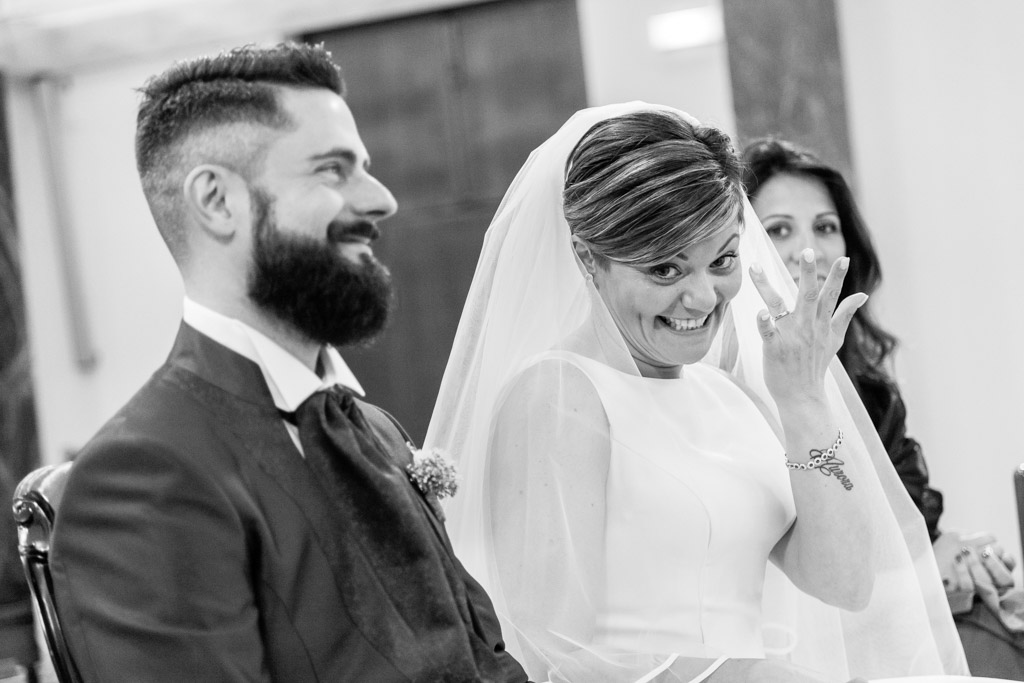 la sposa mostra la fede nuziale al fotografo durante il matrimonio a zevio